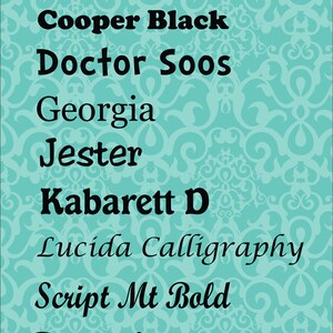 Puede incluir: Una lista de diferentes nombres de fuentes en texto negro sobre un fondo turquesa con un patr&oacute;n decorativo. Los nombres de fuentes incluyen Athletic, Cooper Black, Doctor Soos, Georgia, Jester, Kabarett D, Lucida Calligraphy, Script Mt Bold y Disney FONT.