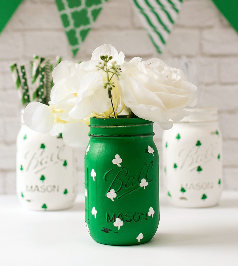 St Patrick Day Decor Kelly Green Mason Jar Shamrock Mason Jars Painted Distressed Mason Jars immagine 3