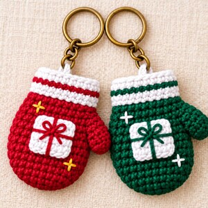Christmas Mitten Keychain Crochet Pattern, Cranberry Mitten Keychain Crochet Pattern PDF, Mitten Keychain Crochet Pattern with Gift Bow