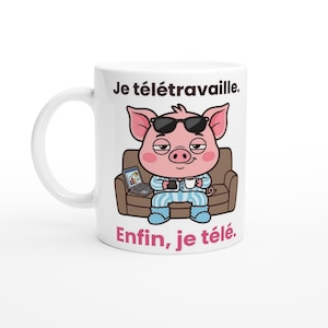 Könnte beinhalten: Eine weiße Keramiktasse mit einem Cartoon-Schwein, das eine Sonnenbrille und einen blau gestreiften Schlafanzug trägt und auf einem braunen Sofa mit Laptop und Kaffeetasse sitzt. Der Text lautet Je télétravaille. Enfin, je télé.