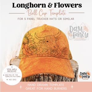Op de afbeelding: Een 5-panel trucker cap sjabloon met een getextureerd oranje oppervlak en een zwarte lijntekening van een longhorn rund omringd door zonnebloemen en rozen. De tekst luidt Longhorn & Flowers Ball Cap Template.