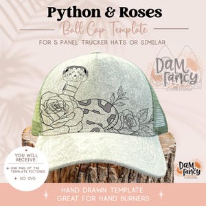 Peut inclure: Un modèle de casquette trucker à cinq panneaux avec une illustration au trait noir représentant un python enroulé parmi des roses. Le texte indique Python & Roses Ball Cap Template for 5 Panel Trucker Hats or Similar, Dam Fancy Creations et You Will Receive.