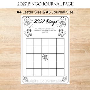 Può includere: Una pagina di diario 2027 Bingo bianca con inchiostro nero. L'intestazione recita 2027 BINGO, seguita dalle istruzioni per riempire la scheda con gli obiettivi. Presenta una griglia cinque per cinque, illustrazioni di fuochi d'artificio e il testo DigitalCoByNatalie.