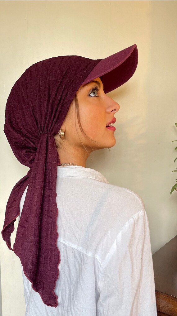 cappello con sciarpa attaccata