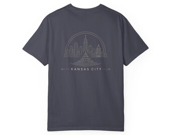 Könnte beinhalten: Ein dunkelgraues Kurzarm-T-Shirt mit einer weißen Linien-Grafik auf der Rückseite. Das Design zeigt die Skyline von Kansas City in einem Halbkreis, mit dem Text KANSAS CITY darunter in einer schlichten Schriftart gedruckt.