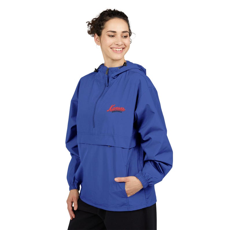 Chaqueta anorak bordada de baloncesto de Kansas, jersey plegable Champion azul, cortavientos con el logo de Kansas, chaqueta para el día del partido, regalo para el aficionado de Kansas imagen 4