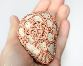 Beach Wedding Decor / Crocheted Stone Wedding Favor / Natural Lace Crochet Covered Rock / Handmade Home Decor / Unique Gift for Her