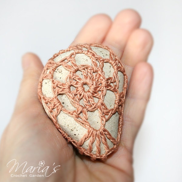 Beach Wedding Decor / Crocheted Stone Wedding Favor / Natural Lace Crochet Covered Rock / Handmade Home Decor / Unique Gift for Her