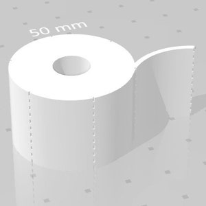 Op de afbeelding: Een witte rol keukenpapier met een diameter van 50 mm. De rol is gedeeltelijk uitgerold, waardoor het keukenpapier zichtbaar is.