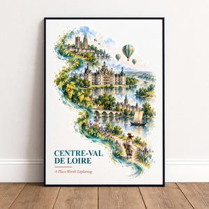 Könnte beinhalten: Ein gerahmtes Poster mit einer Aquarellillustration der Region Centre-Val de Loire. Das Bild zeigt Schlösser, einen Fluss, Heißluftballons und einen Radfahrer, mit dem Text "CENTRE-VAL DE LOIRE" und "A Place Worth Exploring" am unteren Rand.