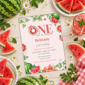 Puede incluir: Una tarjeta de invitación para el primer cumpleaños con fondo rosa claro, con ilustraciones de sandías, enredaderas verdes y flores blancas. El texto dice: ONE in a melon, Brittany, first birthday, sábado 12 de junio de 2027, 14:00 h.