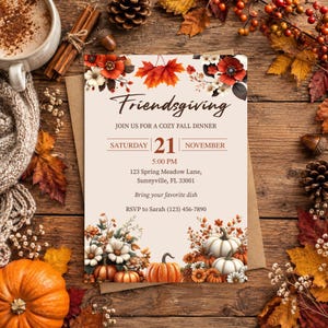 Puede incluir: Una tarjeta de invitaci&oacute;n rectangular para Friendsgiving con ilustraciones florales rojas y blancas, hojas de arce naranjas y calabazas. El texto dice Friendsgiving, Join us for a cozy fall dinner, Saturday 21 November, 5:00 PM, 123 Spring Meadow Lane, Sunnyville, FL 33001, Bring your favorite dish, RSVP to Sarah (123) 456-7890.