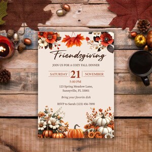 Puede incluir: Una tarjeta de invitaci&oacute;n rectangular para Friendsgiving con ilustraciones florales de oto&ntilde;o, calabazas naranjas y blancas. El texto dice: Friendsgiving, JOIN US FOR A COZY FALL DINNER, SATURDAY 21 NOVEMBER, 5:00 PM, 123 Spring Meadow Lane, Sunnyville, FL 33001, Bring your favorite dish, RSVP to Sarah (123) 456-7890.