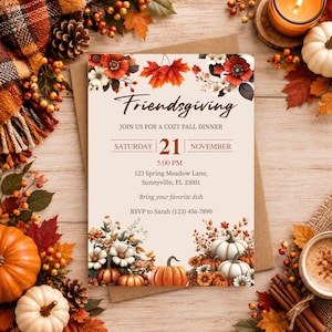 Puede incluir: Una tarjeta de invitaci&oacute;n para Friendsgiving con ilustraciones de flores de oto&ntilde;o y calabazas. El texto dice: Friendsgiving, Join us for a cozy fall dinner, Saturday 21 November, 5:00 PM, 123 Spring Meadow Lane, Sunnyville, FL 33001, Bring your favorite dish, RSVP to Sarah (123) 456-7890.