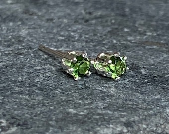 3mm peridot stud earrings / sterling silver, hypoallergenic