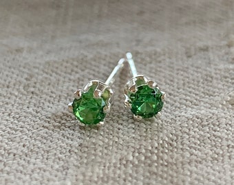 3mm emerald stud earrings / sterling silver, hypoallergenic