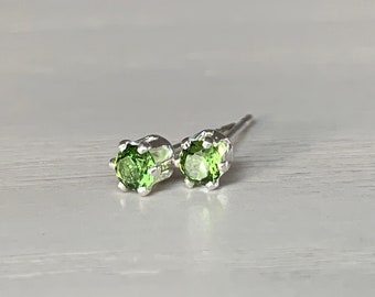 2mm peridot stud earrings / sterling silver, hypoallergenic