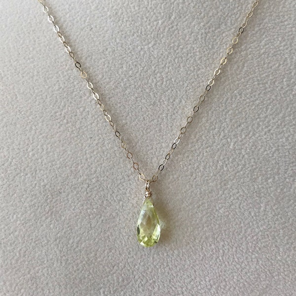 Colgante de lágrima de peridoto / plata de ley o chapado en oro