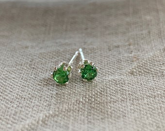 2mm emerald stud earrings / sterling silver, hypoallergenic