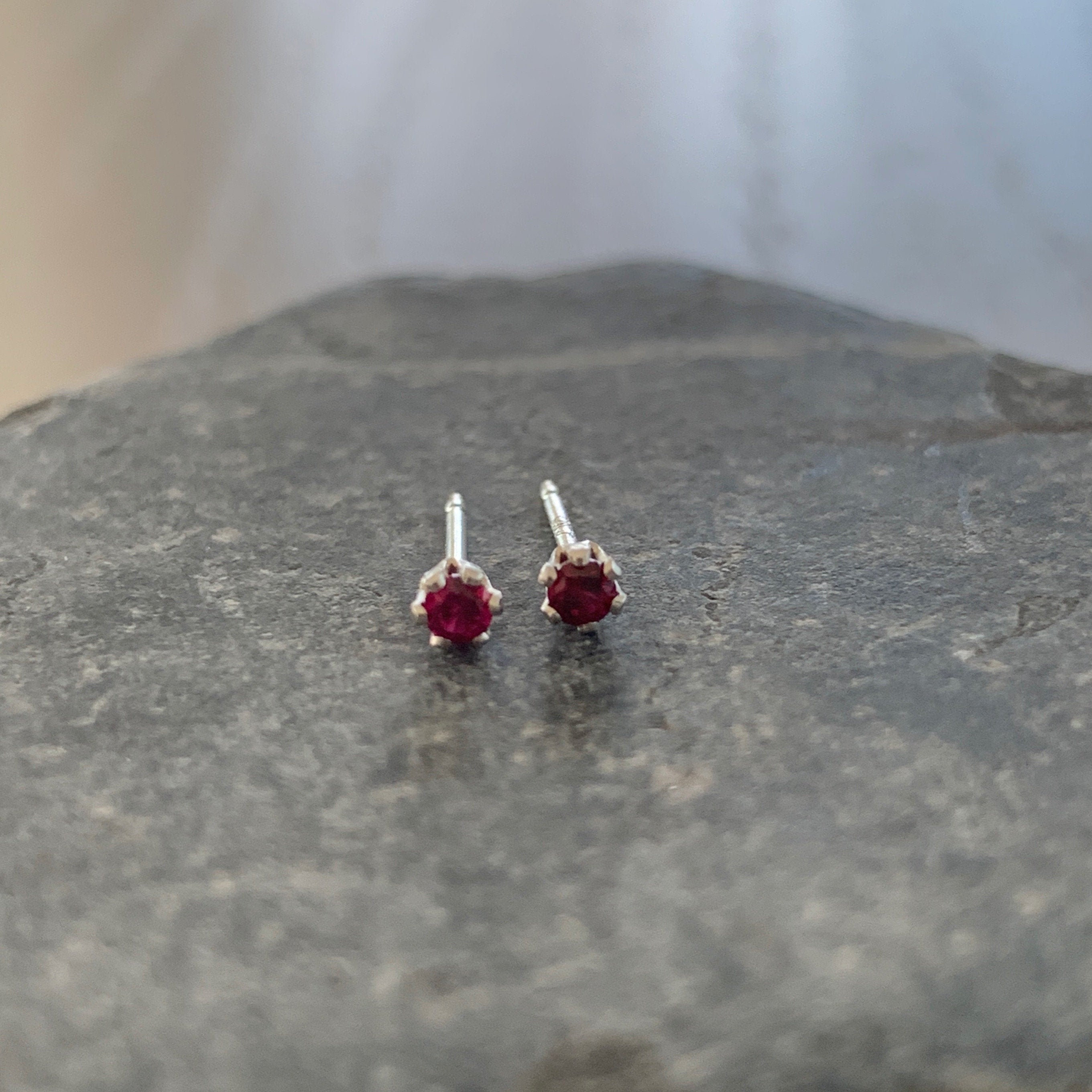 Small garnet stud earrings discount