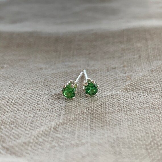 3mm emerald stud sale earrings
