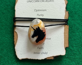 Colgante único de ágata amarilla con unicornio negro pintado a mano