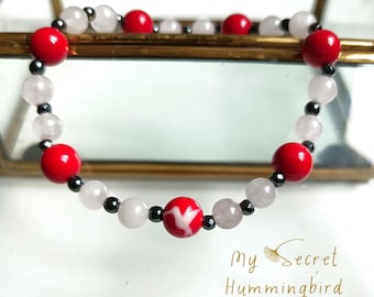 Pulsera única con colibrí pintado a mano sobre coral rojo y cuarzo rosa