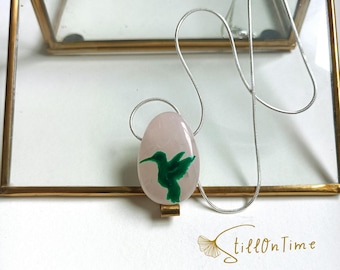 Colgante de colibrí pintado a mano sobre cuarzo rosa: joyas con piedras preciosas únicas para amantes de la naturaleza