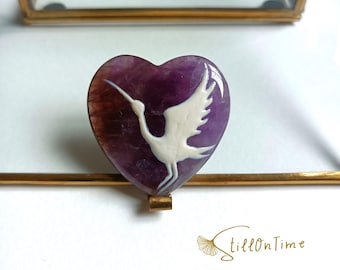 Imán de garza pintado a mano con corazón de amatista: regalo decorativo único inspirado en la naturaleza