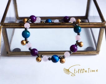 Pulsera única de cuentas con piedras curativas y cascabeles de cuarzo rosa.