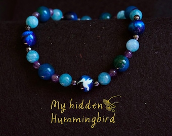 Pulsera única de cuentas con colibrí pintado a mano sobre ojo de tigre azul