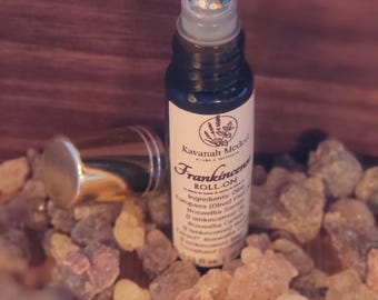 Sérum facial y corporal de triple incienso en roll-on / Acondicionador botánico de lujo para la piel con vitamina E y base de aceite de oliva.
