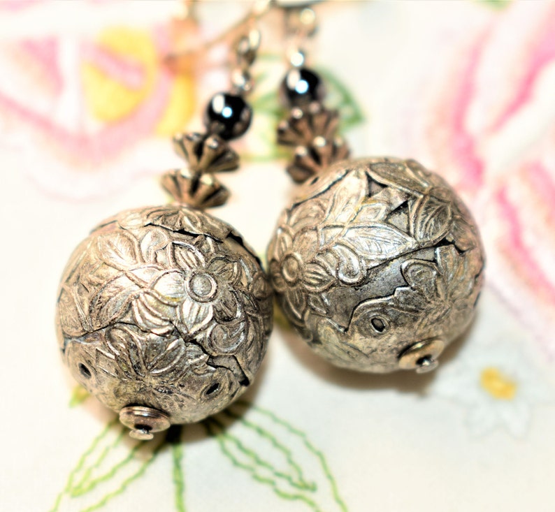 Silver Coloured Floral Patterned Metal Large Ball Dangle Drop Vintage Screw Back Earrings Wedding c1950s