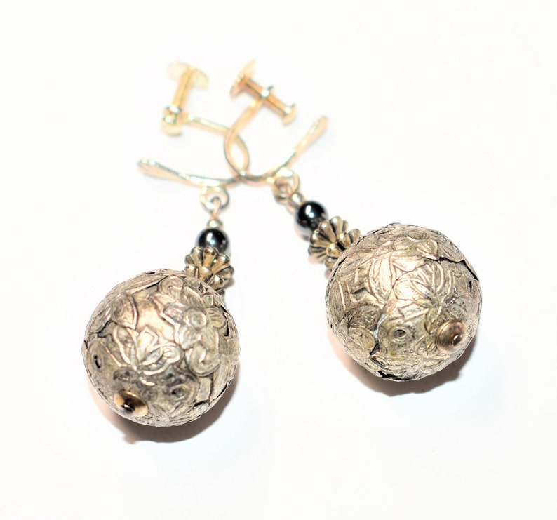 Silver Coloured Floral Patterned Metal Large Ball Dangle Drop Vintage Screw Back Earrings Wedding c1950s