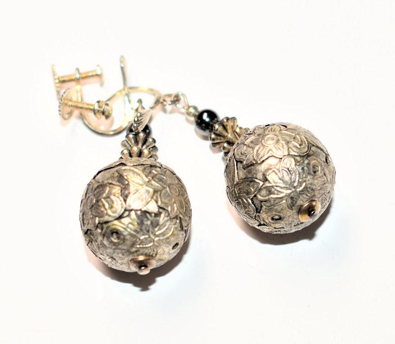 Silver Coloured Floral Patterned Metal Large Ball Dangle Drop Vintage Screw Back Earrings Wedding c1950s