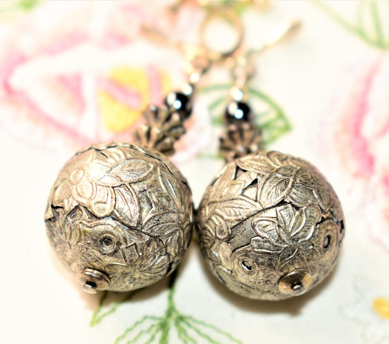 Silver Coloured Floral Patterned Metal Large Ball Dangle Drop Vintage Screw Back Earrings Wedding c1950s