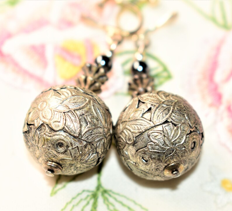 Silver Coloured Floral Patterned Metal Large Ball Dangle Drop Vintage Screw Back Earrings Wedding c1950s