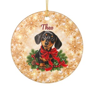 Adorno navideño personalizado de perro salchicha, cerámica, pelo liso negro y marrón, doble cara, nombre del perro personalizado, dorado y rojo.