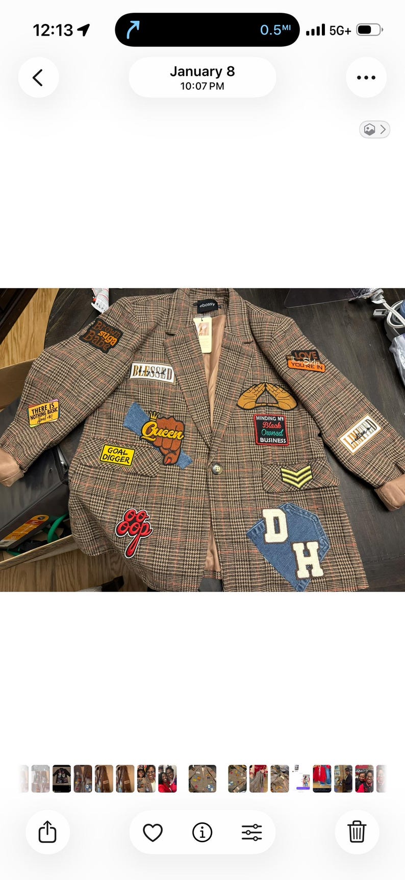 Op de afbeelding: Een bruine blazer met ruitpatroon en diverse kleurrijke geborduurde patches met de teksten Blessed, Queen, Goal Digger, Brown Suga Babe, There Is Nothing Basic, Minding My Black Owned Business, Love The Skin You Are In en DH.