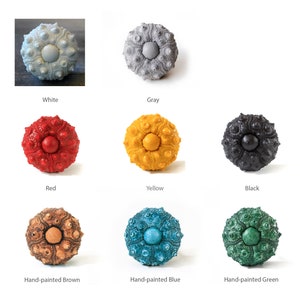 Puede incluir: Nueve pomos de caparaz&oacute;n de erizo de mar en varios colores, incluyendo blanco, gris, rojo, amarillo, negro, marr&oacute;n, azul y verde. Los pomos est&aacute;n todos pintados a mano y tienen una textura natural &uacute;nica.