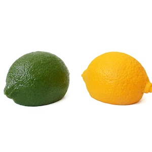Peut inclure: Un citron vert et un citron jaune, entiers et non pel&eacute;s, sont pr&eacute;sent&eacute;s sur un fond blanc.