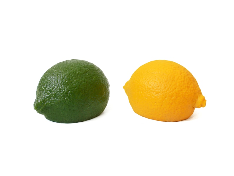 Peut inclure: Un citron vert et un citron jaune, entiers et non pel&eacute;s, sont pr&eacute;sent&eacute;s sur un fond blanc.