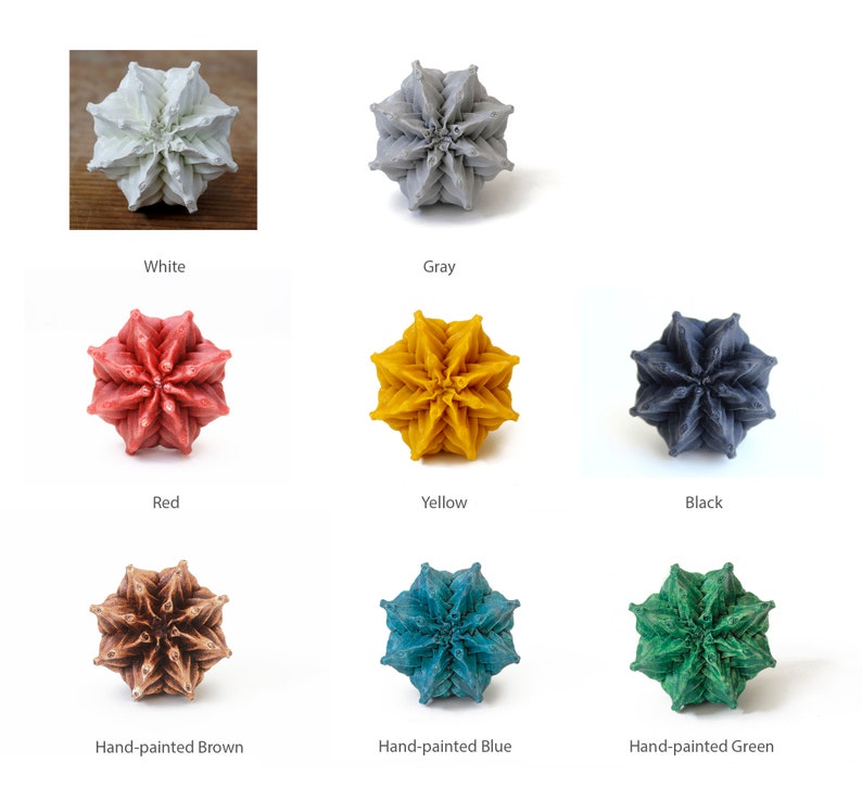 Pode incluir: Oito ornamentos em forma de estrela em v&aacute;rias cores, incluindo branco, cinza, vermelho, amarelo, preto, marrom, azul e verde. Os ornamentos s&atilde;o feitos de um material texturizado e t&ecirc;m um design geom&eacute;trico &uacute;nico.