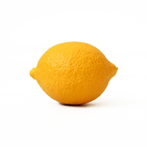 Peut inclure: Un seul citron jaune &agrave; la peau textur&eacute;e. Le citron est isol&eacute; sur un fond blanc.