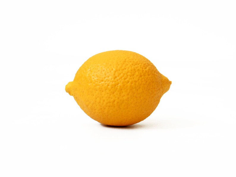 Peut inclure: Un seul citron jaune &agrave; la peau textur&eacute;e. Le citron est isol&eacute; sur un fond blanc.