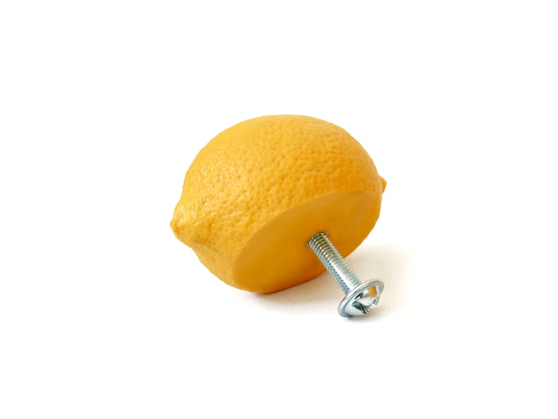 Peut inclure: Un citron jaune avec une vis en m&eacute;tal fix&eacute;e au fond.