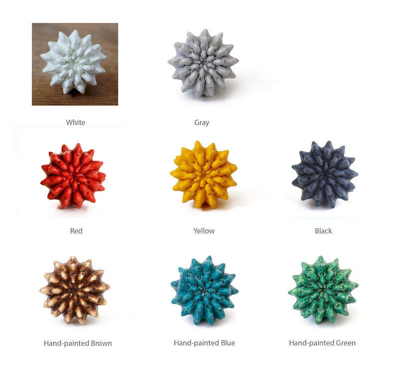 Pu&ograve; includere: Nove pomelli in ceramica di vari colori, tra cui bianco, grigio, rosso, giallo, nero, marrone, blu e verde. I pomelli hanno la forma di un fiore stilizzato con pi&ugrave; punte.