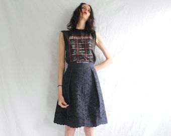 Falda hippie/minimal azul marino de los años 90 con bordado integral con aberturas y dobladillo festoneado.