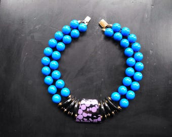 80&#39;s 2 strand blue plastic bead large choker necklace with contrast central block