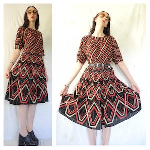 70&#39;s hippie red/black/beige double print stripe and geometric print midi short sleeve dress.